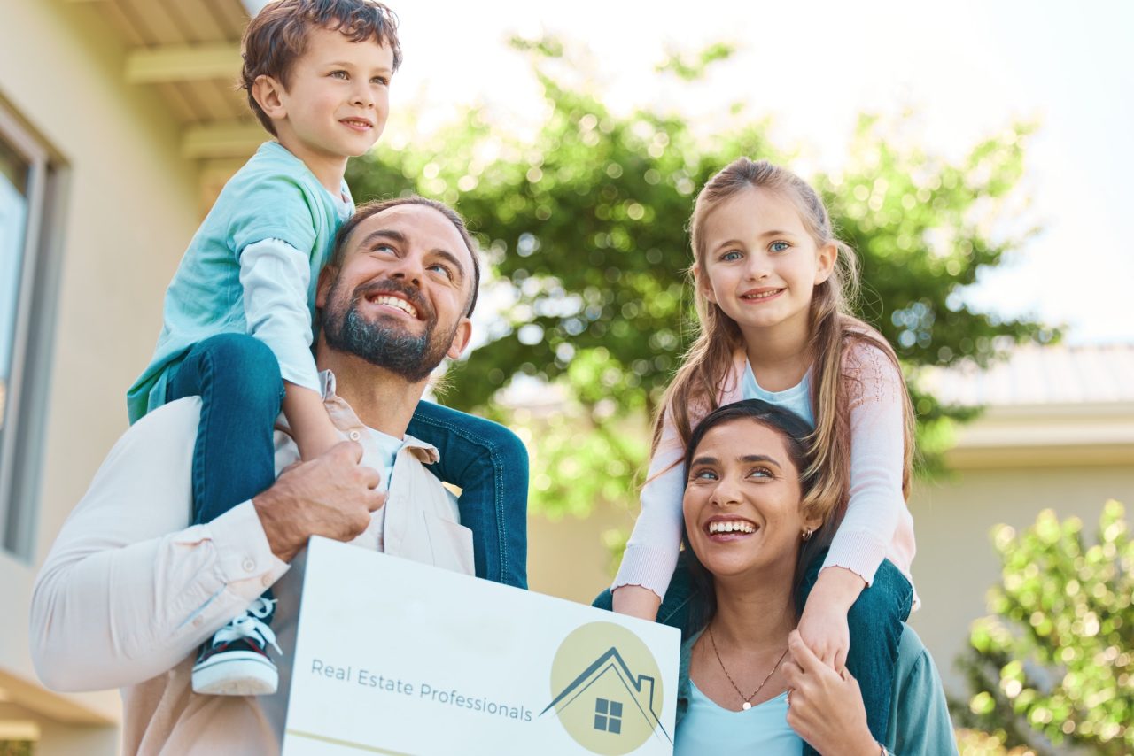 familia feliz viendo una casa prefabricada